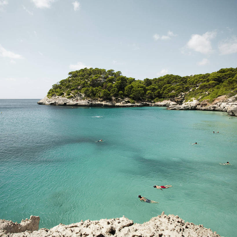 游泳,横图,方图,俯视,室外,白天,度假,海洋,西班牙,欧洲,海岸线,树,放松,摄影,南欧,西班牙王国,巴利阿里群岛,巴利阿里,梅诺卡岛,海滩,休闲活动,彩图,高角度拍摄