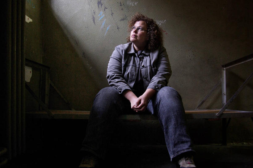 西方人,成年人,中年人,老年人,一个人,坐,握手,横图,室内,白天,床,德国,欧洲,欧洲人,仅一个女性,仅一个人,休闲装,向上看,仅一个中年女性,思考,监狱,摄影,犯罪,犯人,牢房,法兰克福,女人,女性,中年女性,白种人,搀手,拉手,手拉手,手握手,彩图