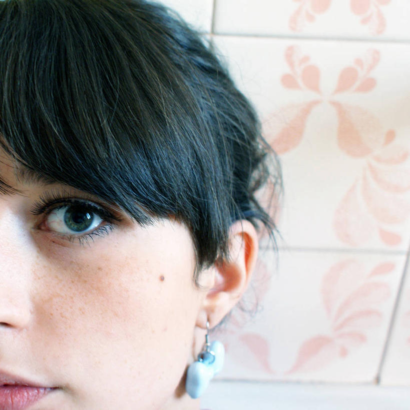 成年人,头发,一个人,方图,白天,意大利,仅一个年轻女性,仅一个女性,仅一个人,瓷砖,黑色,彩妆,人体,摄影,头像,部分,肖像,耳饰,年轻女性,女人,女性,年轻人,彩图,短发,美人