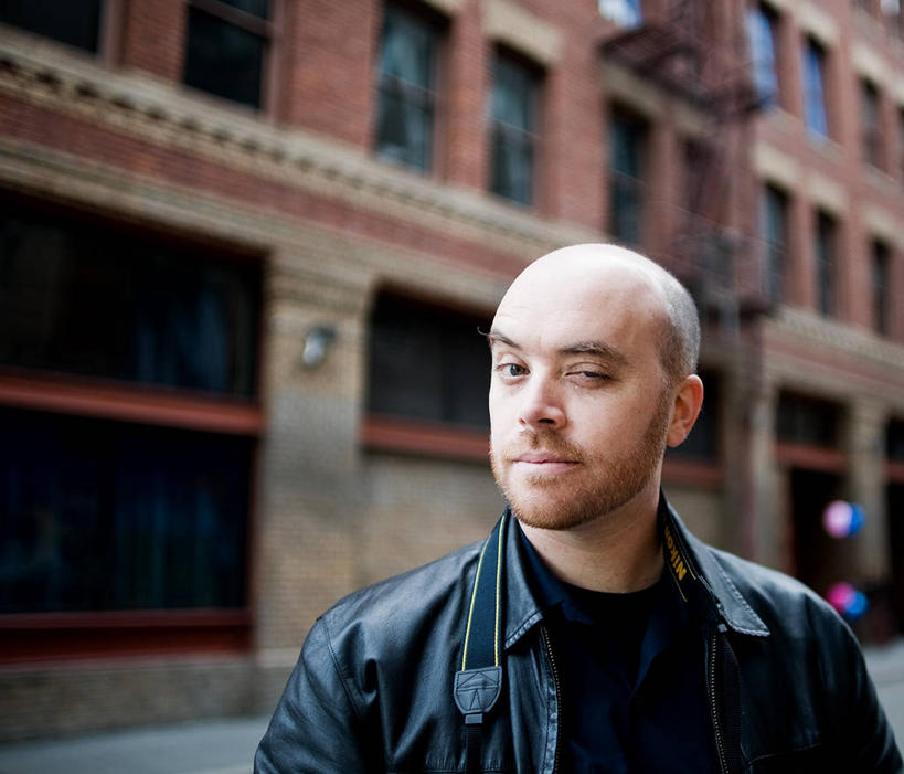 西方人,成年人,中年人,脸,头,脸颊,一个人,横图,室外,白天,信心,街道,欧洲,美国,欧洲人,仅一个男性,仅一个人,仅一个中年男性,服装,皮革,休闲装,外套,肩膀,衣服,摄影,服饰,夹克,衣着,夹克衫,穿着,加利福尼亚,肖像,皮夹克,旧金山,衣饰,茄克,男人,男性,中年男性,白种人,头部,脸部,脸蛋,面部,外衣,彩图,挤眉弄眼,短外衣,巷,性格