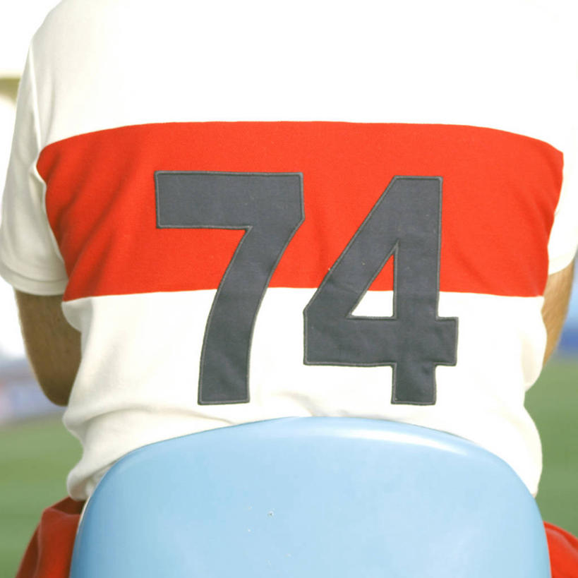 成年人,一个人,运动场,坐,方图,室外,特写,白天,西班牙,仅一个男性,标志,数字,文字,字符,看台,T恤,休闲装,标识,人体,摄影,阿拉伯数字,部分,后背,足球运动,彩图