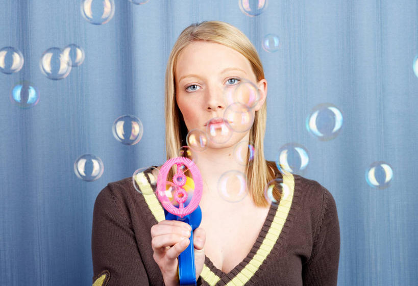 西方人,成年人,脸,头,脸颊,头发,一个人,横图,室外,白天,背景,正面,欧洲,欧洲人,仅一个年轻女性,仅一个女性,仅一个人,拿着,休闲装,肩膀,蓝色,泡泡,金色,摄影,V领,青春期,肖像,反差,恶作剧,叛逆,厌倦,年轻女性,女人,女性,白种人,年轻人,头部,直发,脸部,脸蛋,面部,休闲活动,彩图,影棚拍摄