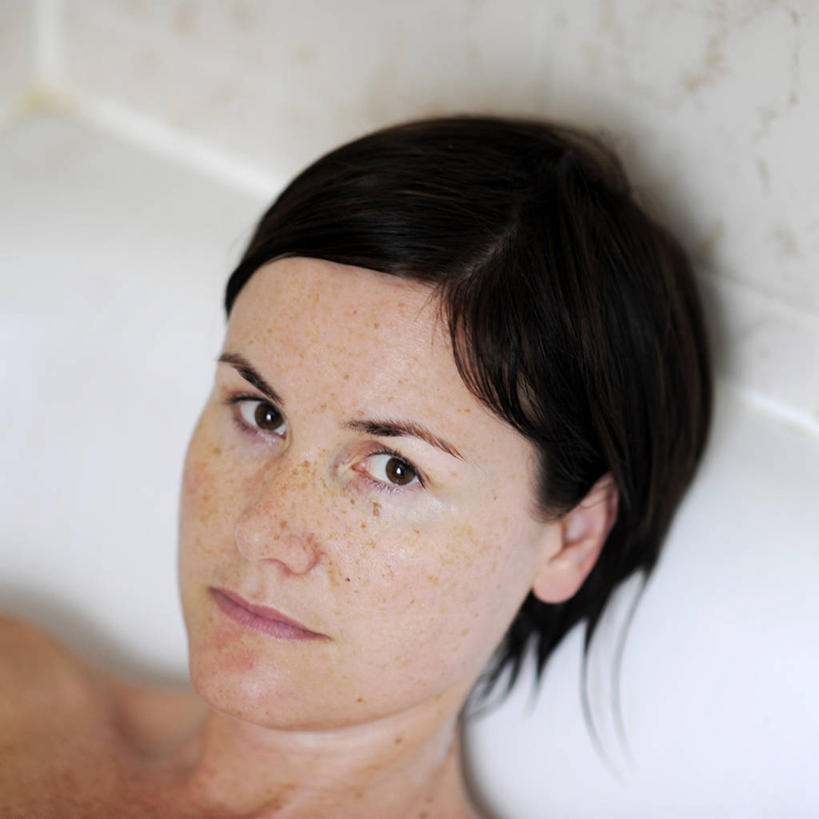 西方人,成年人,中年人,脸,头,脸颊,头发,一个人,方图,室内,特写,白天,浴室,英国,欧洲,欧洲人,仅一个女性,仅一个人,肩膀,黑色,仅一个中年女性,浴盆,摄影,雀斑,肖像,女人,女性,中年女性,白种人,头部,脸部,脸蛋,面部,彩图,短发