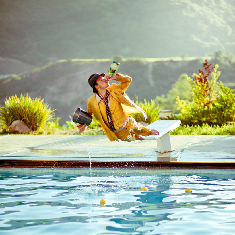 成年人,中年人,一个人,体育馆,游泳池,坐,跳,方图,室外,白天,聚会,水,美国,仅一个男性,仅一个人,仅一个中年男性,喝,水池,水面,泳池,酒瓶,瓶子,香槟,摄影,生活方式,游泳馆,北美,北美洲,加利福尼亚,跳板,多余,美洲,冰桶,加州,洛杉矶,加利福尼亚州,金州,黄金州,北亚美利加洲,亚美利加洲,天使之城,男人,男性,中年男性,彩图,县治,洛杉矶县,美利坚合众国,洛城,独处