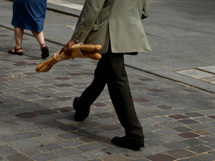 成年人,老年人,两个人,横图,室外,白天,道路,路,公路,法国,巴黎,行人,人行道,交通,首都,饮食,摄影,运送,法式食品,法国文化,法式长棍面包,老年男性,老年女性,马路,步行,彩图