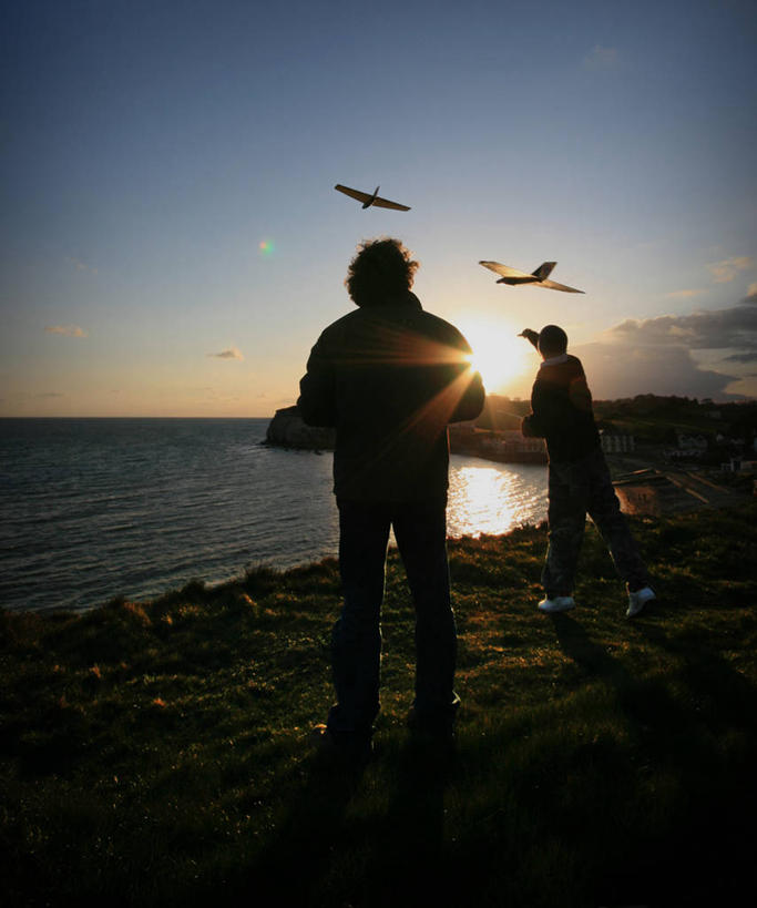 成年人,中年人,老年人,家庭,父亲,儿子,竖图,室外,镜头眩光,海洋,日落,太阳,日光,英国,地平线,水平线,云,半空,飞,背面,滑翔机,滑翔,温暖,温馨,一家人,摄影,和睦,剪影,怀特岛,老年男性,男性,年轻男性,年轻人,海滩,彩图,融洽