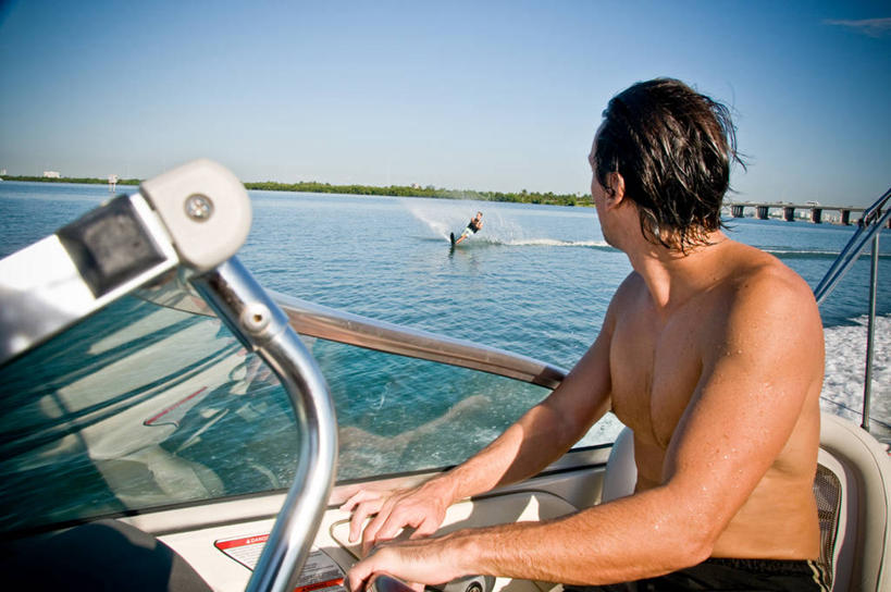 西方人,成年人,中年人,一个人,司机,拉,横图,室外,白天,度假,海洋,湖,欧洲,美国,欧洲人,仅一个男性,仅一个人,仅一个中年男性,裸露,摄影,北美,北美洲,美洲,裸,驾车,摩托艇,佛罗里达,佛罗里达州,佛州,阳光州,迈阿密海滩,北亚美利加洲,亚美利加洲,滑水运动,男人,男性,中年男性,白种人,休闲活动,半身,彩图,美利坚合众国