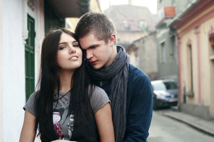 西方人,儿童,少年,成年人,一个人,两个人,横图,室外,白天,纯洁,热情,城市,街道,汽车,欧洲,罗马尼亚,欧洲人,仅一个年轻女性,仅一个女性,仅一个人,T恤,休闲装,小孩,围巾,可爱,童年,童趣,摄影,肖像,童真,烂漫,无邪,异性恋,克卢日纳波卡,天真,年轻男性,年轻女性,女人,女性,白种人,孩子,年轻人,拥抱,半身,彩图,爱,伴侣,美人