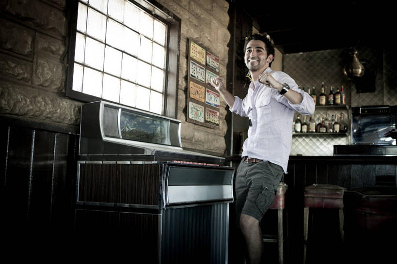 成年人,一个人,横图,室内,白天,幸福,窗户,美国,仅一个男性,仅一个人,休闲装,仅一个年轻男性,放松,摄影,自动点唱机,男人,男性,年轻男性,年轻人,休闲活动,彩图,舞蹈,胡茬