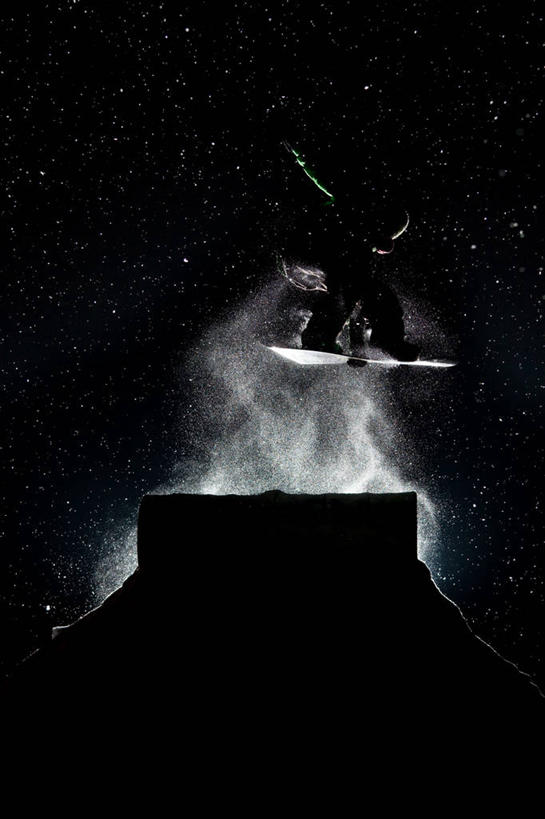 成年人,一个人,跳,举,竖图,黑白,夜晚,瑞士,仅一个男性,仅一个人,星星,半空,仅一个年轻男性,黑色,天空,托,活力,握紧,摄影,滑雪板,照明设备,剪影,特技,冬季运动,技能,瓦莱斯州,男人,男性,年轻男性,年轻人,举起,举手,举着,向上举,向上伸,向上托,欢乐