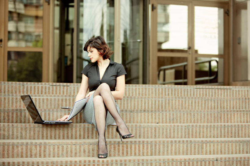 西方人,成年人,一个人,商务人士,商务女性,坐,微笑,横图,室外,白天,正面,高跟鞋,商务,通讯,笔记本电脑,技术,欧洲,罗马尼亚,欧洲人,仅一个年轻女性,仅一个女性,仅一个人,敲打,套装,二郎腿,输入,台阶,打字,办公大楼,摄影,点击,敲击,高雅,企业,公司,商务装,工薪阶层,无线电技术,克卢日纳波卡,按键,年轻女性,女人,女性,白种人,年轻人,白领,上班族,彩图