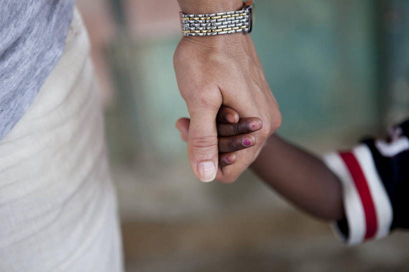 儿童,成年人,手,两个人,站,横图,室内,白天,多米尼加,首都,童年,人体,摄影,保护,支撑,部分,腕表,北美,北美洲,拉丁美洲,关爱,美洲,圣多明戈,圣多明各,北亚美利加洲,亚美利加洲,多米尼加共和国,圣多明哥,男孩,女人,手牵手,彩图,国家特区,多京