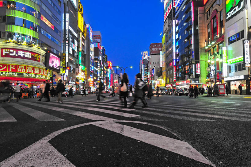 横图,室外,夜晚,道路,路,霓虹灯,公路,东京,日本,行人,日本文化,交通,首都,许多人,一群人,摄影,照亮,市区,百货公司,新宿区,马路,步行,彩图