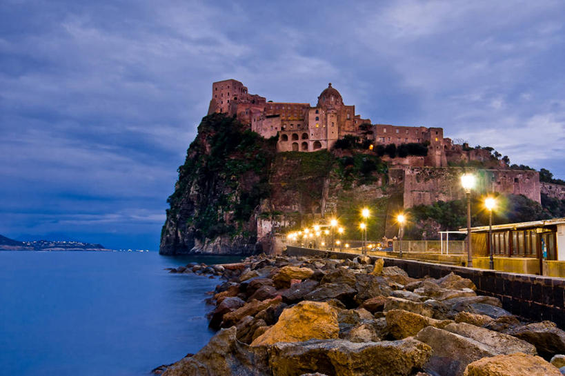 无人,横图,室外,海洋,山,建筑,路灯,意大利,城堡,悬崖,黄昏,摄影,照亮,意大利文化,彩图,伊斯基亚岛