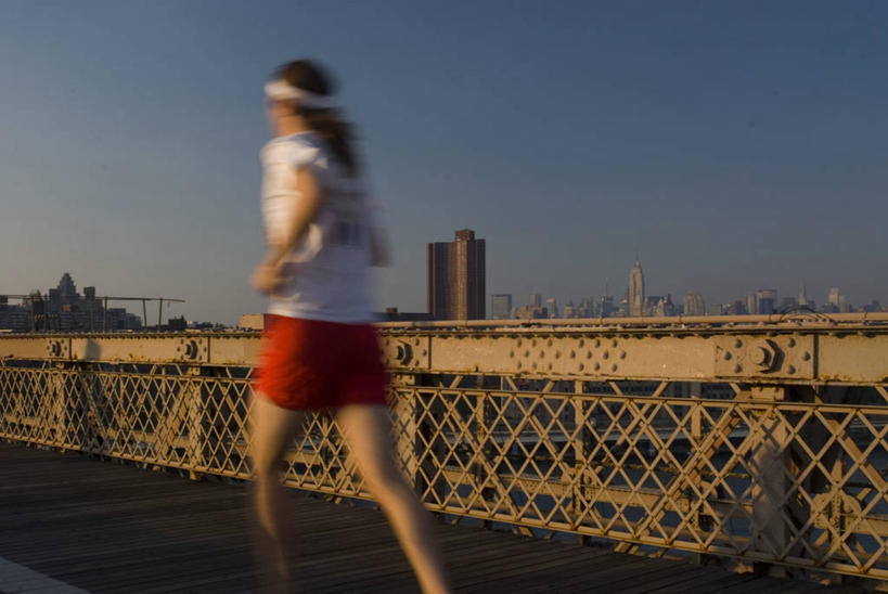 成年人,一个人,栏杆,横图,室外,白天,运动模糊,运动服,城市,纽约,美国,仅一个女性,背面,活力,摄影,吊桥,慢跑,万里无云,布鲁克林桥,彩图