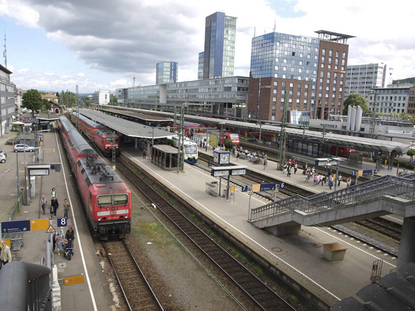 火车站,横图,俯视,室外,白天,运动模糊,度假,楼梯,城市,建筑,路,铁路,火车,车站,德国,乘客,轨道,站台,交通,铁轨,联系,月台,办公大楼,运输,摄影,等,弗赖堡,彩图,高角度拍摄,旅行,铁路车站,铁路站