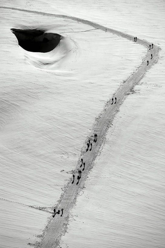 竖图,俯视,航拍,室外,白天,雪,瑞士,冬天,小路,许多人,一群人,活力,摄影,鸟瞰,少女峰,步行,彩图,高角度拍摄