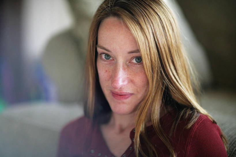 成年人,中年人,老年人,脸,头,脸颊,一个人,微笑,横图,室内,特写,白天,满意,美国,仅一个女性,仅一个人,乘客,肩膀,仅一个中年女性,摄影,简单,雀斑,肖像,害羞,女人,女性,中年女性,头部,长发,直发,脸部,脸蛋,面部,彩图,美人