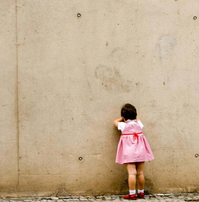 西方人,儿童,头发,一个人,站,竖图,室外,白天,留白,纯洁,西班牙,欧洲,欧洲人,仅一个女性,仅一个人,墙,小孩,背面,黑色,仅一个小孩,可爱,童年,童趣,摄影,捉迷藏,童真,烂漫,无邪,恶作剧,天真,女孩,女人,女性,白种人,孩子,彩图,短发,女生