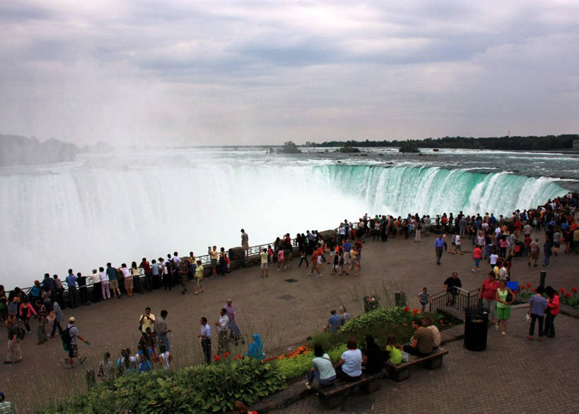 横图,俯视,室外,白天,旅游,美景,加拿大,行人,游客,游人,喷,飞溅,溅,景观,许多人,路人,旅客,自然,一群人,景色,摄影,自然风光,安大略省,尼亚加拉河,尼亚加拉瀑布,过客,彩图,高角度拍摄