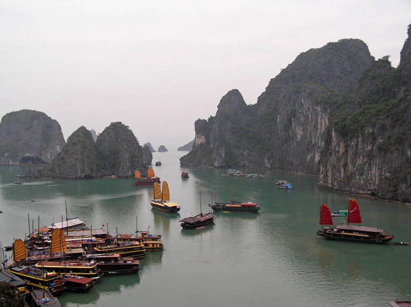 帆船,无人,横图,俯视,室外,白天,海洋,山,船,日光,越南,漂浮,海湾,渔船,喀斯特,交通工具,运输,摄影,岩层,载具,下龙湾,石灰石,自然地理,岩石,彩图,高角度拍摄,旅行