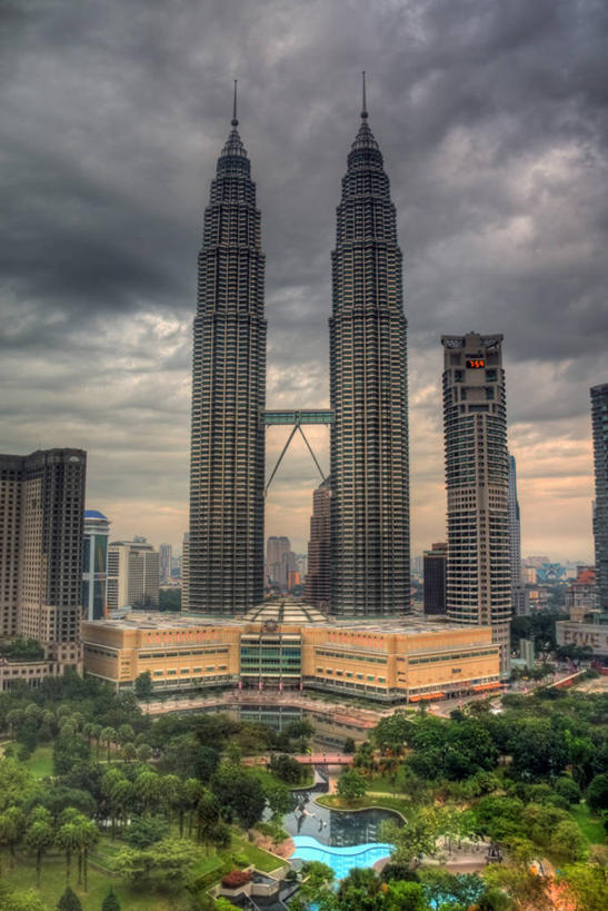 无人,竖图,俯视,室外,白天,湖,天际线,多云,建筑,摩天大楼,马来西亚,亚洲,乌云,首都,摄影,东南亚,双子塔,吉隆坡,双子星塔,吉隆坡石油双塔,吉隆坡双子星塔,佩重纳斯大厦,马来西亚联邦,彩图,高角度拍摄,双峰塔,马来文化