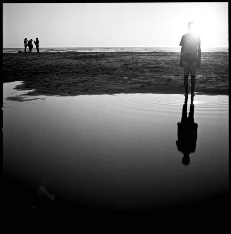 少年,一个人,站,竖图,黑白,室外,白天,正面,旅游,度假,湖,美景,日光,法国,仅一个男性,仅一个人,短裤,朦胧,模糊,反射,地平线,景观,水面,辽阔,地面,娱乐,仅一个年轻男性,自然,享受,休闲,广阔,景色,放松,摄影,宁静,一望无际,自然风光,延伸,剪影,天地相交,无边无际,一马平川,男人,男性,年轻男性,海滩,鲁瓦扬