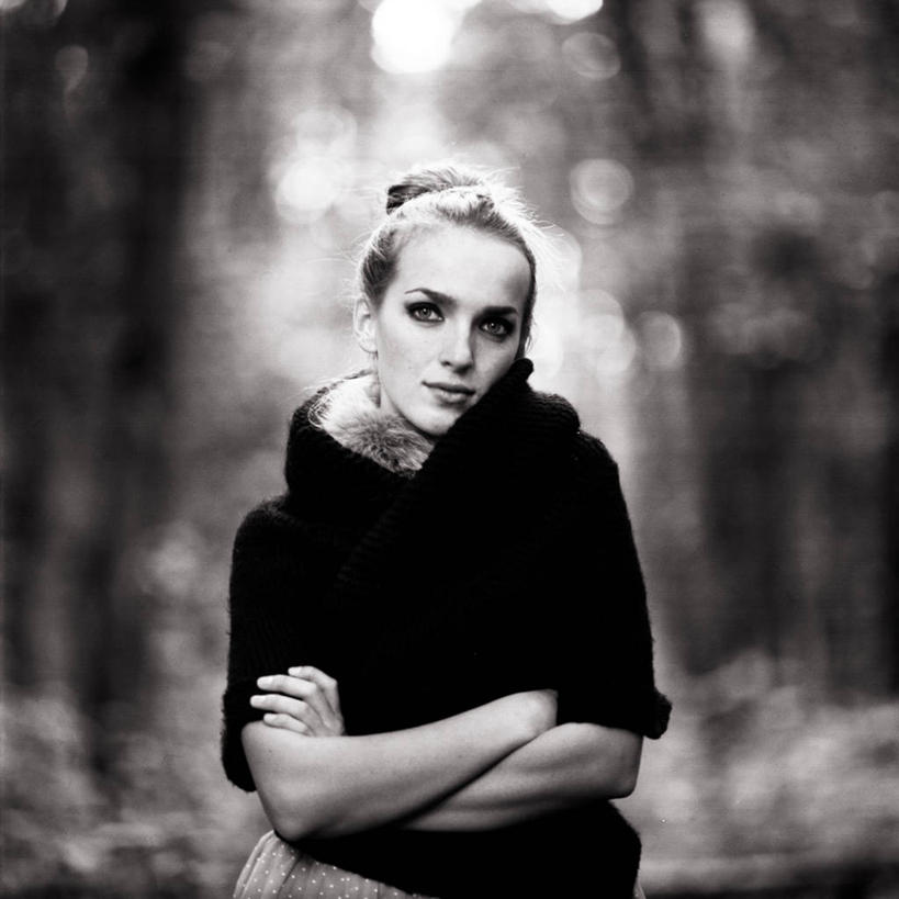 成年人,一个人,站,双手交叉,方图,黑白,室外,白天,正面,时尚,乌克兰,仅一个年轻女性,仅一个女性,仅一个人,首都,摄影,双手抱胸,肖像,基辅,年轻女性,女人,女性,年轻人,半身,美人