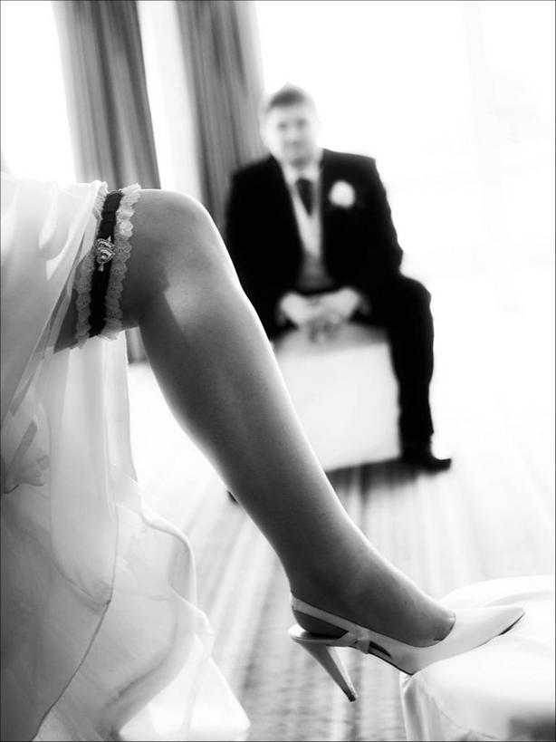 成年人,腿,两个人,新娘,新郎,坐,竖图,黑白,室内,白天,高跟鞋,性感,英国,庆祝,人体,摄影,部分,袜带,四肢,康沃尔,尤物,年轻男性,年轻女性,年轻人