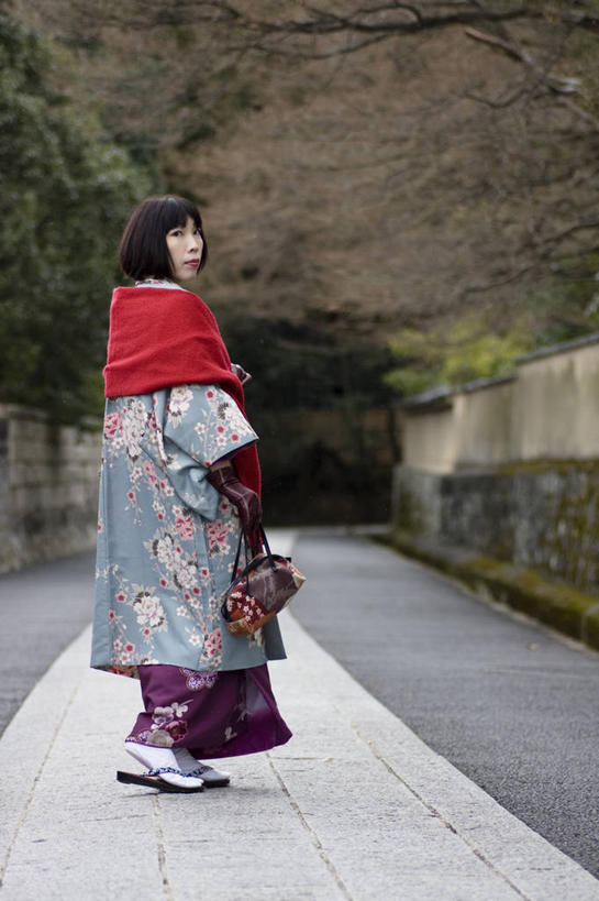 成年人,中年人,老年人,一个人,站,竖图,室外,白天,日本,仅一个女性,仅一个人,和服,日本文化,小路,扭头,注视,观察,看,转头,仅一个中年女性,摄影,京都府,观看,察看,关注,透视图,东亚人,女人,女性,中年女性,彩图