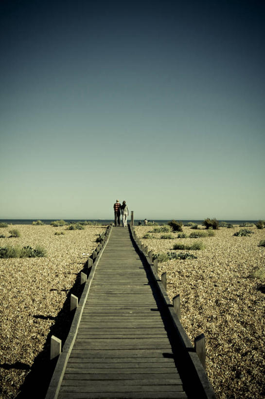 成年人,两个人,竖图,室外,白天,留白,英国,背面,放松,摄影,木板路,万里无云,肯特,男人,女人,海滩,休闲活动,步行,彩图