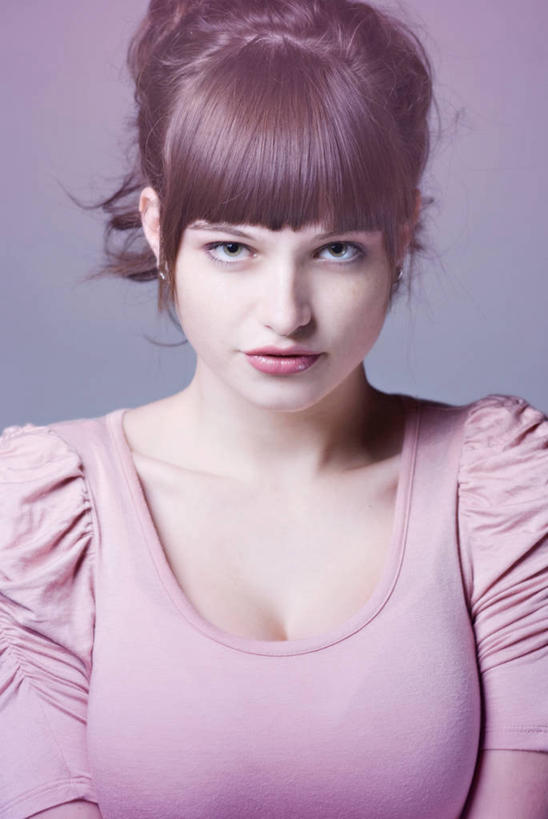 成年人,脸,头,脸颊,一个人,竖图,正面,仅一个年轻女性,仅一个女性,仅一个人,肩膀,粉色,人体,摄影,肖像,乳沟,年轻女性,女人,女性,年轻人,头部,脸部,脸蛋,面部,彩图,影棚拍摄,美人