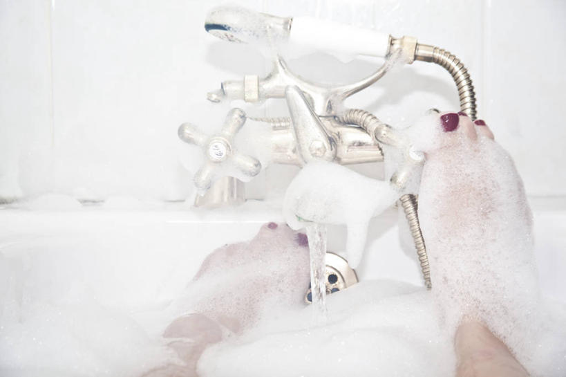 西方人,成年人,中年人,腿,一个人,横图,室内,特写,洗澡,浴室,英国,欧洲,欧洲人,仅一个女性,仅一个人,水龙头,干净,清洁,仅一个中年女性,享受,健康,放松,转,保健,泡泡浴,人体,摄影,部分,卫生,清新,泡汤,四肢,兰开夏,女人,女性,中年女性,白种人,彩图,沐浴