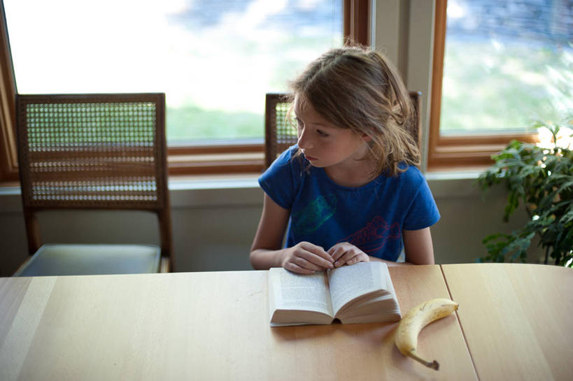 西方人,儿童,头发,一个人,坐,横图,俯视,室内,白天,纯洁,桌子,香蕉,水果,椅子,欧洲,加拿大,欧洲人,仅一个女性,仅一个人,休闲装,饮食,小孩,仅一个小孩,思考,金色,可爱,童年,童趣,摄影,知识,走神,童真,烂漫,无邪,天真,女孩,女人,女性,白种人,孩子,书,半身,彩图,高角度拍摄,女生