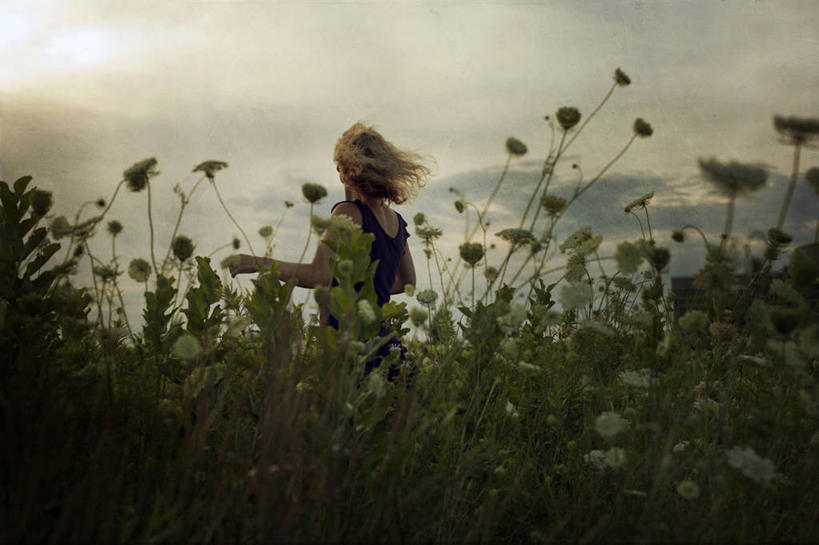 成年人,中年人,老年人,头发,一个人,站,横图,室外,白天,农业,美景,美国,仅一个女性,仅一个人,景观,田地,乌云,休闲装,花,自然,仅一个中年女性,金色,景色,摄影,生长,宁静,自然风光,女人,女性,中年女性,半身,彩图,独处,乱发