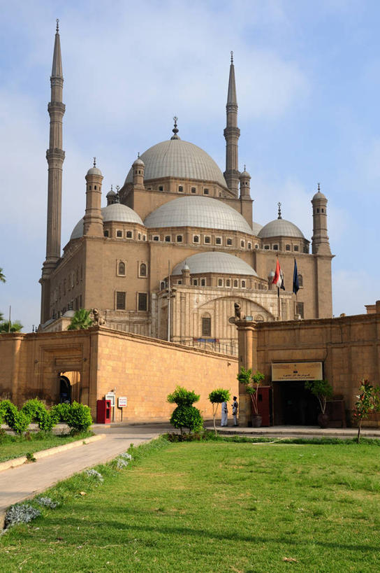 竖图,室外,白天,城市,建筑,旗帜,非洲,埃及,开罗,尖顶,首都,历史,草,地标建筑,摄影,尖塔,伊斯兰教,中东,圆顶建筑,宗教建筑,清真寺,万里无云,首府,埃及文化,阿拉伯埃及共和国,金字塔之国,棉花之国,阿非利加洲,开罗省,穆罕默德.阿里清真寺,萨拉丁城堡,彩图,过去