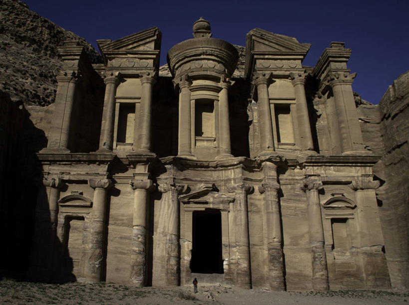 无人,寺庙,横图,室外,白天,仰视,建筑,约旦,柱子,宏伟,历史,天空,摄影,宗教,宗教建筑,修道院,佩特拉,彩图,低角度拍摄,过去