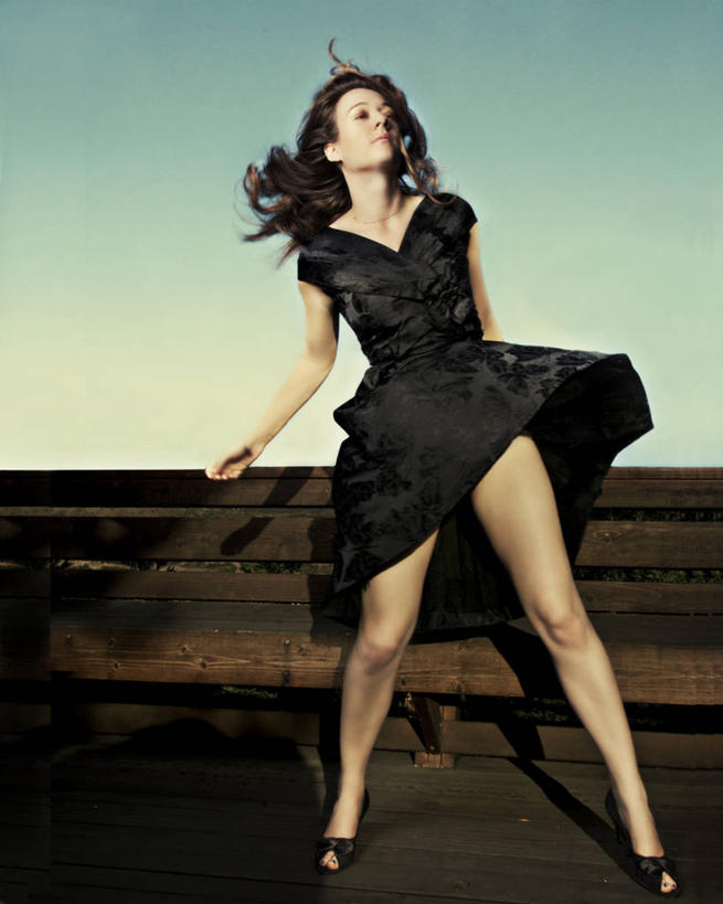 西方人,成年人,一个人,竖图,室外,白天,正面,幸福,鞋子,欧洲,美国,欧洲人,仅一个年轻女性,仅一个女性,仅一个人,阴影,木制,黑色,天空,个性,摄影,享乐,加利福尼亚,马里布,年轻女性,女人,女性,白种人,年轻人,彩图,舞蹈,魅力,乱发