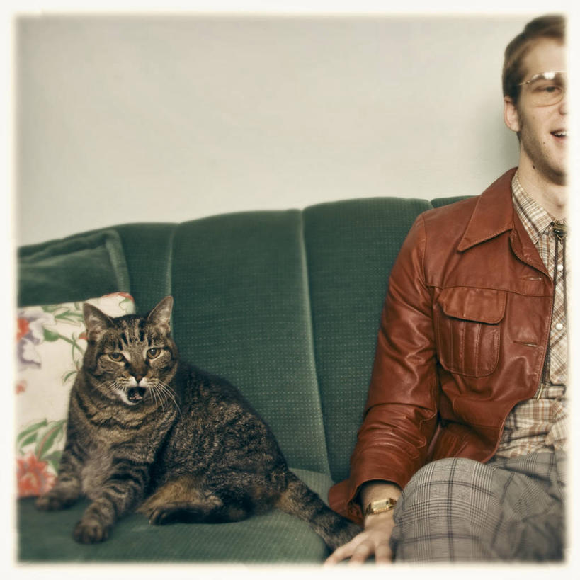 西方人,成年人,一个人,坐,方图,室内,特写,正面,幸福,沙发,宠物,猫,欧洲,美国,欧洲人,仅一个男性,仅一个人,服装,皮革,休闲装,外套,仅一个年轻男性,衣服,家畜,摄影,服饰,腕表,夹克,北美,北美洲,衣着,夹克衫,穿着,加利福尼亚,美洲,皮夹克,加州,洛杉矶,加利福尼亚州,金州,黄金州,北亚美利加洲,亚美利加洲,衣饰,茄克,天使之城,男人,男性,年轻男性,白种人,年轻人,外衣,彩图,县治,洛杉矶县,美利坚合众国,短外衣,洛城