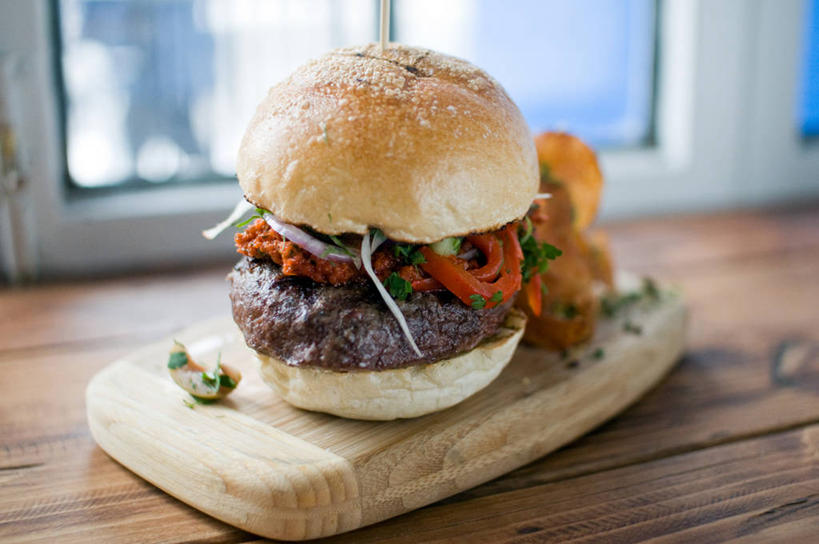 无人,横图,室内,特写,白天,窗户,桌子,纽约,美国,木制,饮食,摄影,清新,彩图,牛肉汉堡,炸土豆片