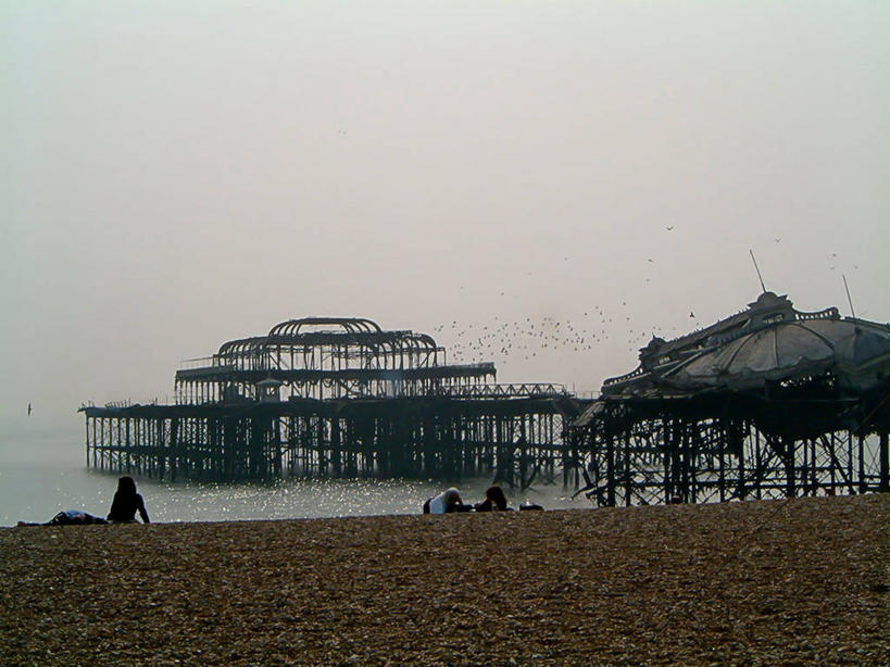 码头,横图,室外,海洋,野生动物,火,英国,欧洲,一群,许多,废弃,环保,鸟类,沙子,很多,破坏,飞,英格兰,破损,天空,烟,摄影,能源,损坏,腐烂,回收,资源,西欧,销毁,毁灭,大不列颠,利用,低碳,循环,八哥,大不列颠及北爱尔兰联合王国,大不列颠及爱尔兰联合王国,持续,萨塞克斯,萨塞克斯郡,苏塞克斯,东萨塞克斯郡,烧毁,海滩,彩图,大不列颠王国,大英帝国,联合王国,日不落帝国,布赖顿