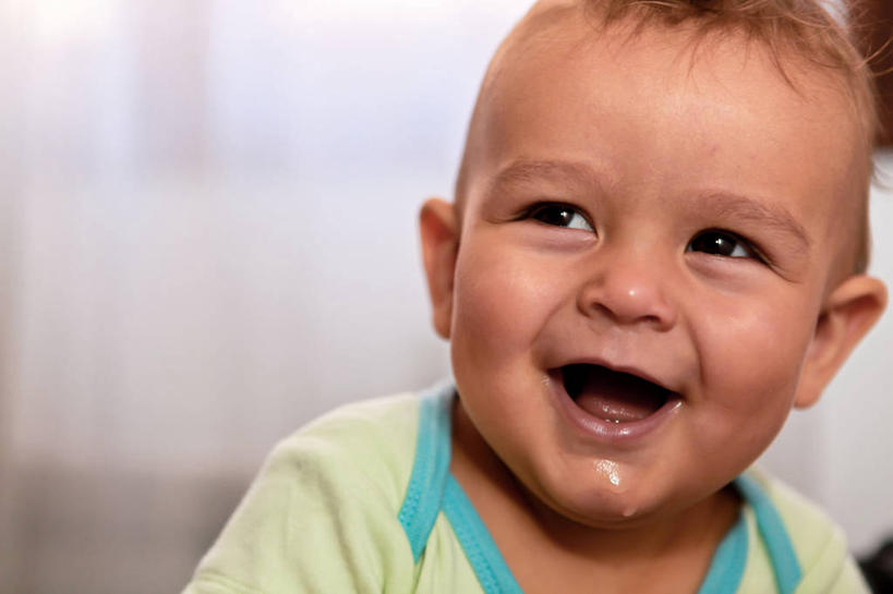 西方人,婴儿,儿童,脸,头,脸颊,一个人,笑,横图,室内,特写,正面,婴儿服装,快乐,幸福,纯洁,西班牙,欧洲,欧洲人,仅一个人,液体,肩膀,小孩,可爱,童年,摄影,活泼,宝宝,口水,纯真,烂漫,无邪,唾液,伶俐,天真,白种人,孩子,头部,脸部,脸蛋,面部,彩图,金津玉液