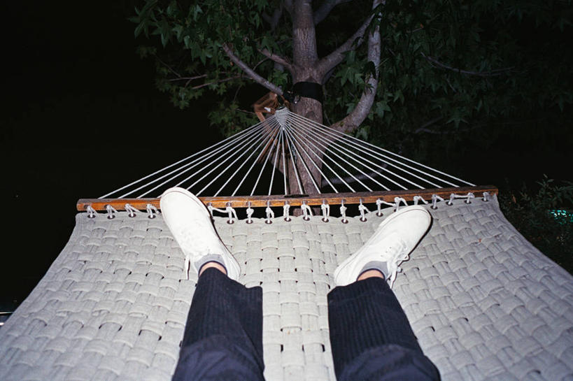 腿,一个人,横图,室外,特写,夜晚,懒惰,吊床,美国,树,放松,人体,摄影,帆布鞋,部分,加利福尼亚,圣地牙哥市,四肢,休闲活动,彩图