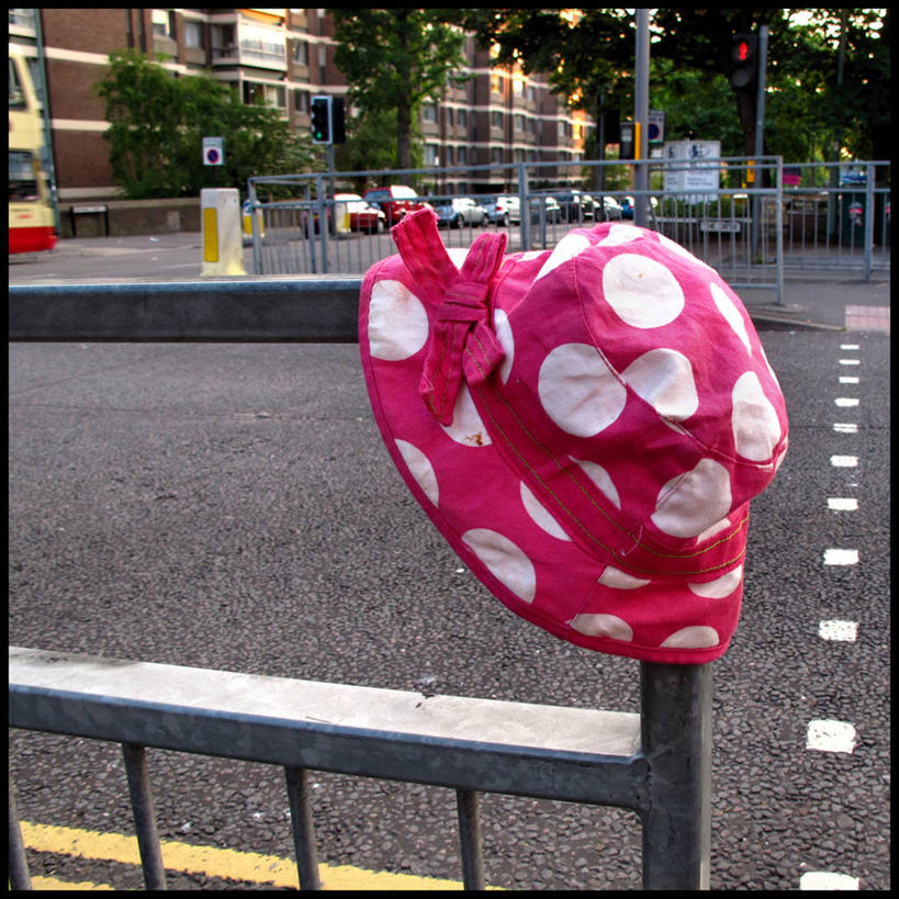 无人,栏杆,方图,室外,特写,白天,城市,建筑,路,帽子,英国,欧洲,路标,斑点,英格兰,粉色,白色,遮阳帽,运输,摄影,西欧,大不列颠,大不列颠及北爱尔兰联合王国,大不列颠及爱尔兰联合王国,萨塞克斯,萨塞克斯郡,苏塞克斯,东萨塞克斯郡,彩图,大不列颠王国,大英帝国,联合王国,日不落帝国,布赖顿