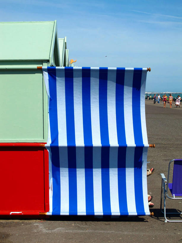 竖图,室外,白天,度假,海洋,英国,欧洲,条纹,英格兰,天空,自然,摄影,保护,西欧,大不列颠,大不列颠及北爱尔兰联合王国,大不列颠及爱尔兰联合王国,萨塞克斯,萨塞克斯郡,苏塞克斯,东萨塞克斯郡,海滩,休闲椅,彩图,大不列颠王国,大英帝国,联合王国,日不落帝国,布赖顿
