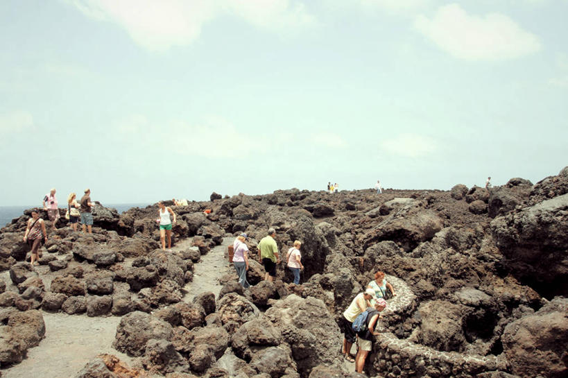 站,坐,横图,俯视,室外,白天,度假,西班牙,朦胧,模糊,海岸线,云,许多人,休闲装,天空,自然,一群人,放松,摄影,宁静,享乐,兰萨罗特岛,大西洋群岛,岩石,休闲活动,彩图,高角度拍摄