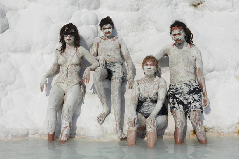 儿童,成年人,老年人,四个人,美容院,坐,横图,室外,白天,正面,比基尼,化妆,美容,纯洁,水,欧洲,护肤,短裤,小孩,靠,靠着,保养,享受,休闲,面膜,放松,可爱,童年,童趣,保健,摄影,童真,烂漫,无邪,养颜,天真,老年女性,男孩,年轻男性,年轻女性,女人,女性,孩子,年轻人,彩图,泳衣,棉花堡,SPA美容