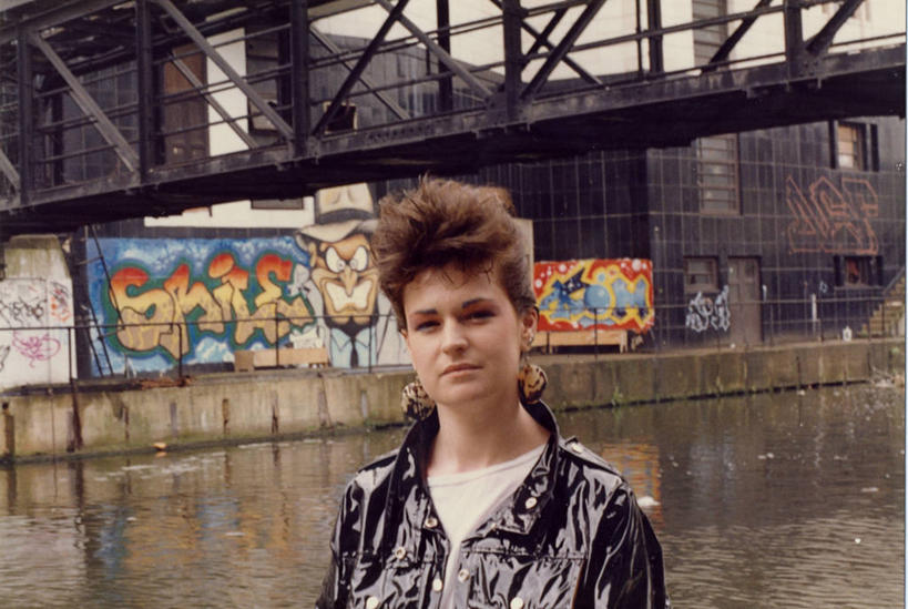 西方人,成年人,中年人,老年人,脸,头,脸颊,一个人,站,横图,室外,白天,正面,信心,水,建筑,街道,英国,欧洲,欧洲人,仅一个女性,仅一个人,反射,首都,联系,休闲装,肩膀,仅一个中年女性,个性,摄影,肖像,空中走廊,女人,女性,中年女性,白种人,头部,脸部,脸蛋,面部,彩图,涂鸦,短发,态度