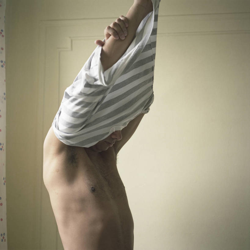 成年人,中年人,一个人,站,方图,室内,美国,仅一个男性,仅一个人,仅一个中年男性,准备,条纹,T恤,休闲装,脱,摄影,男人,男性,中年男性,半身,彩图,例行公事