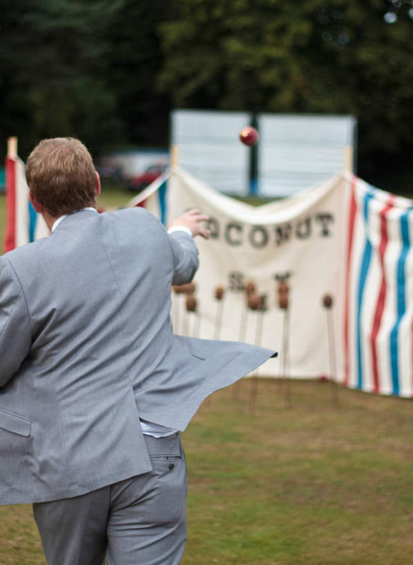 成年人,一个人,竖图,室外,白天,英国,仅一个男性,准备,庆祝,外套,草,树,背面,夏天,摄影,英文字母,怀特岛,半身,彩图,传统文化